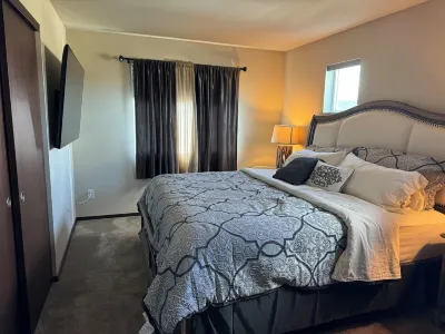 Charming large 4-bedroom house with WiFi and AC in delightful Ellensburg. Hotels near Bowers Field