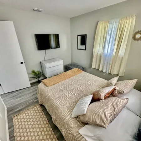 Charming 2-bedroom remodel house in welcoming St. Cloud with WiFi, AC Отели в г. Сейнт Клауд