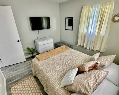 Charming 2-bedroom remodel house in welcoming St. Cloud with WiFi, AC Hotels in St. Cloud
