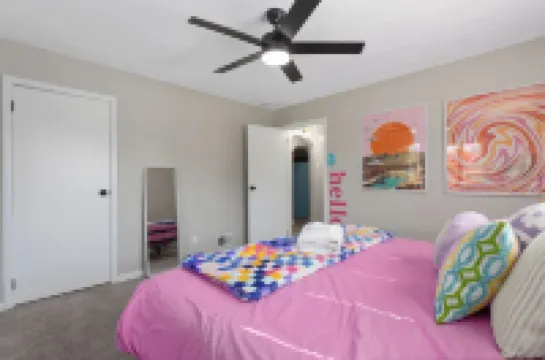 Retro Funky Stay less than 10 minutes from Arrowhead!