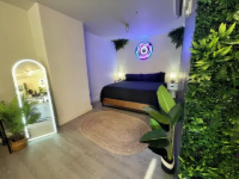 Space Jungle Studio with Free Parking, King Bed walk to UofA, Nightlife and Food