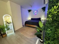 Space Jungle Studio with Free Parking, King Bed walk to UofA, Nightlife and Food