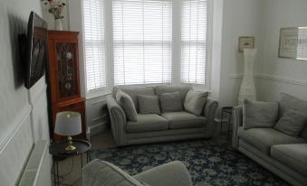 Lovely Spacious 3 Bedded First Floor Apartment