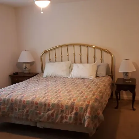 Seneca Lake Spacious 5-Bedroom Chalet. Last Minute Rental Discounts Available