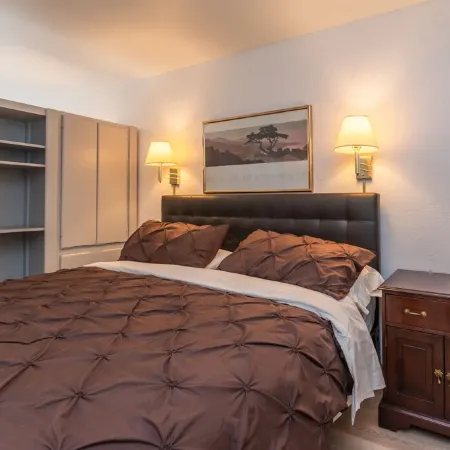 1 min. walk to slopes!Mountain view! Steps to ski lift/gondola, shops & dining!