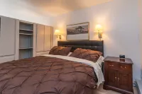 1 min. walk to slopes!Mountain view! Steps to ski lift/gondola, shops & dining!