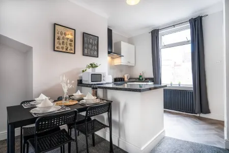 Central 2 Bedroom House-Parking