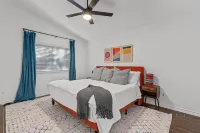 Round Rock Retreat: Near Downtown RR Kalahari Lodge Card Club Hot tub Game Room Hotels near Walgreens