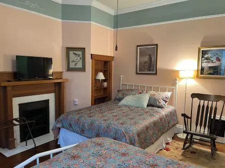 Charming 2-bedroom house with AC and WiFi in lovely Hamilton Отели в г. Гамильтон