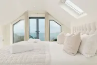 Newly renovated 4 en-suite bedrooms, panoramic sea views, Hot Tub, EV charger - balcony
