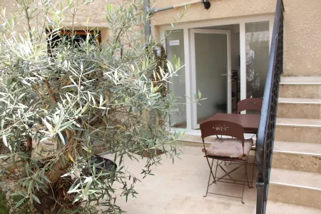 APARTMENT WITH CLIM, Fiber and GARAGE Отели в г. Перигё