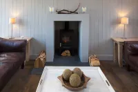 Remote & awe-inspiring Iasgair Cottage. Pet friendly, wood burner, lochside.