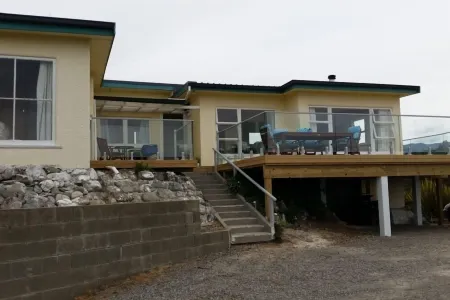 Kaiteriteri Beach Holiday Home, Elevated Sea Views and Mountain Biking Trails Отели рядом с достопримечательностью «Kaiteriteri Kayak»