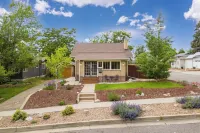 Sloan's Lake Luxury: Fire Pit Fun, Dog-Friendly, EV Charging Hotels in Wheat Ridge