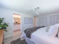 Gorgeous beach house on Venice Island, heated pool, min away from private beach!