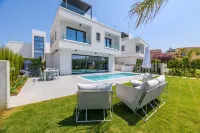 By the Beach - Blue Topaz Villa - parking