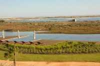 1 bedroom apartment in the Algarve overlooking the ria and the sea with garden and pool Hotels in Moncarapacho