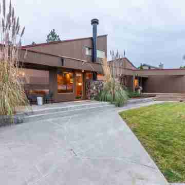 Stunning Mid-Century Inspired Lake House, Private Pool, Jet-ski & Boat Dock! Hotel Exterior