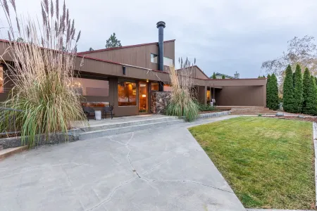Stunning Mid-Century Inspired Lake House, Private Pool, Jet-ski & Boat Dock!