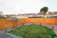 Beautiful 4 Bedroom House Immaculate Condition. Just Refurbished House. Hôtels à proximité de : Romford Baptist Church