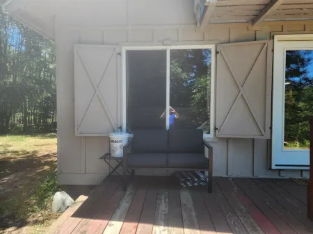 Cozy 3-bedroom cottage on the river in peaceful Free Soil!