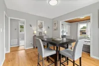 Stylish, Relaxing & Comfy 3 BDR Home. 2 minutes to Lake Compounce Hotels in Bristol