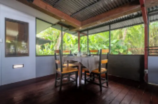 On the Beach! Soaking Tub/Music/Wi-Fi & A/C-Sleeps 4-Envision Special