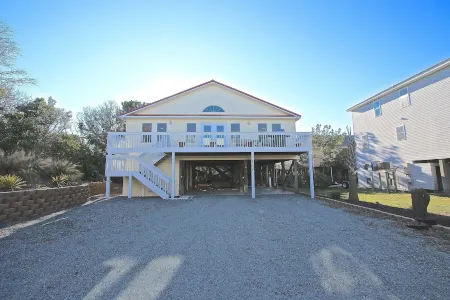 New Remodel.  Walk 2 Min Beach.  Dog Fence.  Private