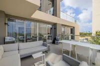 Luxurious condo with a perfect ocean and sunset view