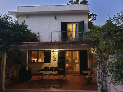 Self-contained house, nestled in a pine forest, just a few meters from a beautiful bay.