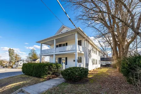 Home with King Bed Near UCONN & ECSU & Hospital