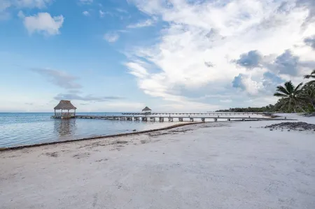 PRIVATE BEACHFRONT PARADISE with COOK & POOL = Luxury on the Sea! Отели в г. Ambergris Caye
