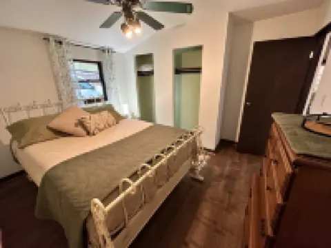 Pet friendly 4 br home on 6.5 acres w access to swim & fishing area --sleeps 10 Hotels in Elk County