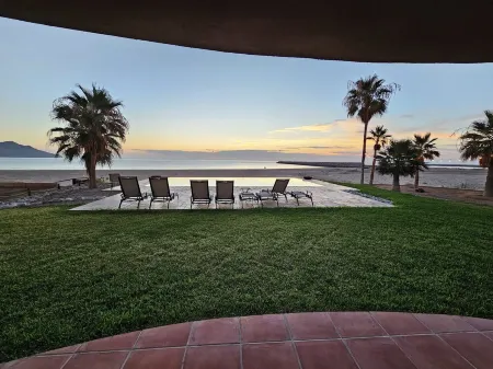 Luxury One Bedroom Condo Steps away from the sea of Cortez.Private and Secure.