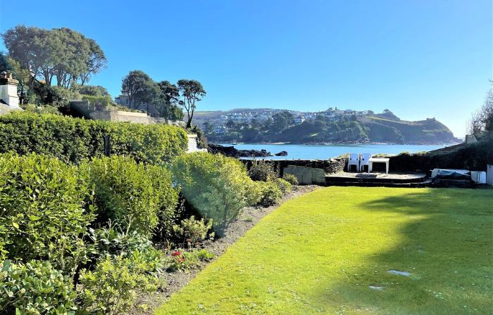 Seaweed Cottage in Fowey overlooking the beach with a garden and a parking space