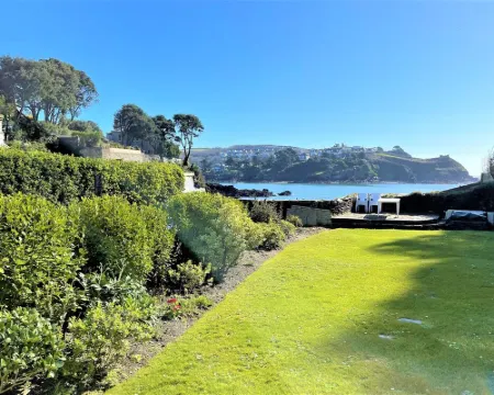Seaweed Cottage in Fowey overlooking the beach with a garden and a parking space 福伊酒店