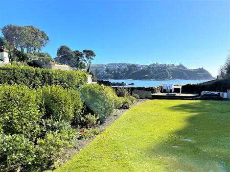 Seaweed Cottage in Fowey overlooking the beach with a garden and a parking space Отели в г. Фоуи