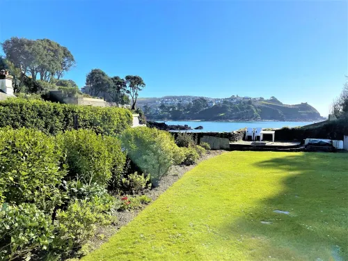 Seaweed Cottage in Fowey overlooking the beach with a garden and a parking space