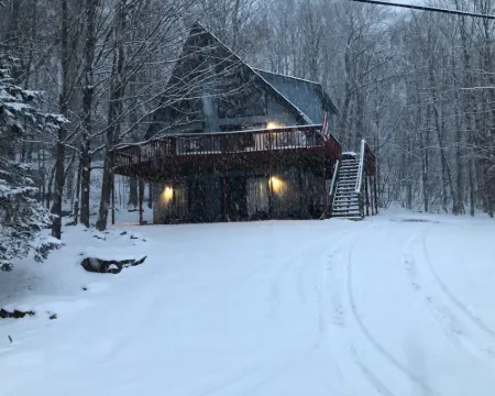 Spacious 5 BR/3 BA Pocono Chalet game room in the Hideout 萊克酒店