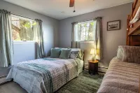 Lakefront Escape on Erie’s Edge | 20 minutes to Presque Isle | Pet Friendly!