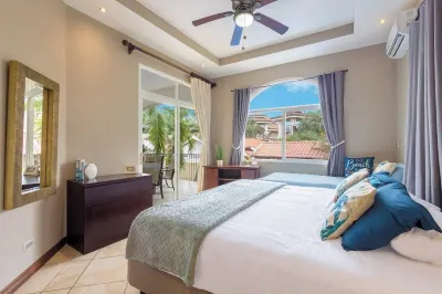 Stylish Beach Condo-steps to beach and restaurants