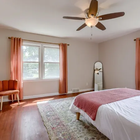 5BD Charming Home - Pool Table & Backyard