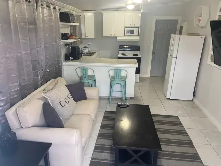 TheRedDoor@ShermanAve near Downtown Nassau Отели рядом с достопримечательностью «Ардастра Гарденс & Уайлдлайф Консервейшен Сентр»