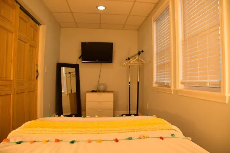 Modern Beachside Space - Near Boston/Airport/Train