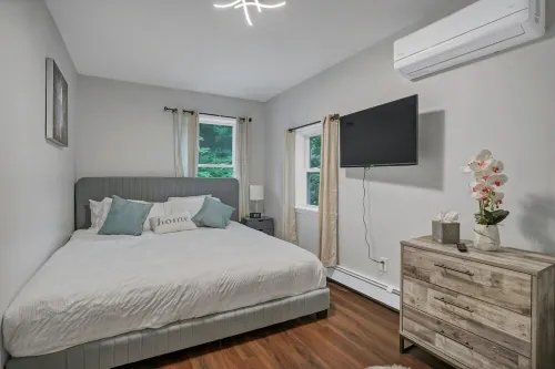 Chic, Cozy, Newly-Remodeled Cottage with Deck Hotels in Warwick