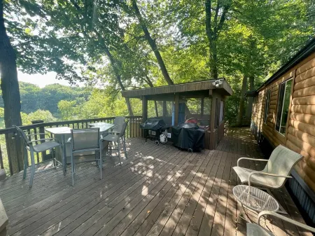 Cozy cabin on the lake