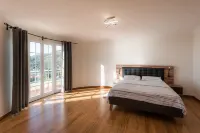 Sunnyside Villa with private pool - 10 min from the beach! PR19 Caminho Real do Paul do Mar 주변 호텔