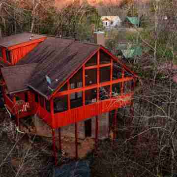 Entire Cabin! Hot Tub!  Sleeps 12 4 BD/4BA. 1 Mile to Convention Center Hotel Exterior