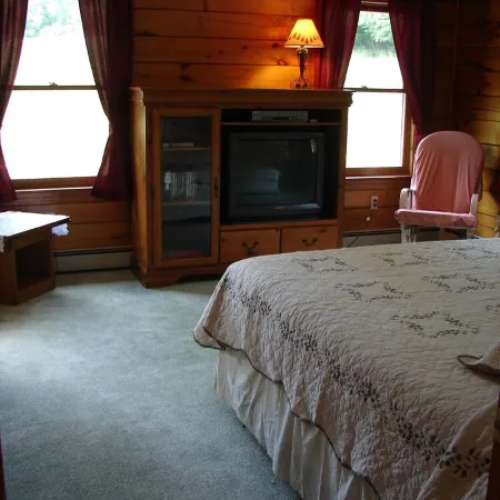 Western Catskills Paradise - Four-Season Mountaintop Retreat