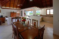 Villa Rosebud, 2BR, 2BA, (Sleeps 2-4), on the beach of Anse Des Cayes